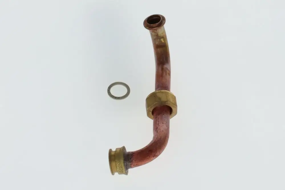 Verbindungsrohr aus Kupfer und Messing von Bosch, gebogen mit angefügtem Ring, auf weißem Hintergrund.